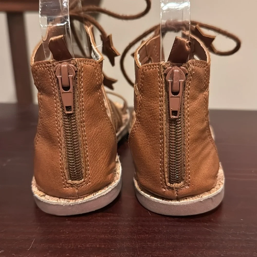 Oshkosh brown vegan leather Strappy gladiator sandals girls kids size 2